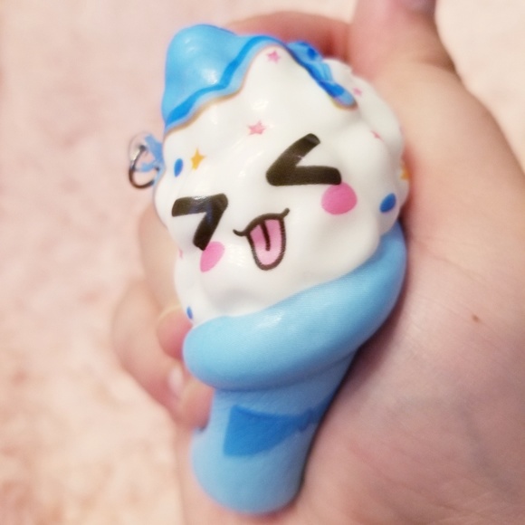 💙🍦Vanilla scented blue icecream squishy keychain - Picture 3 of 3